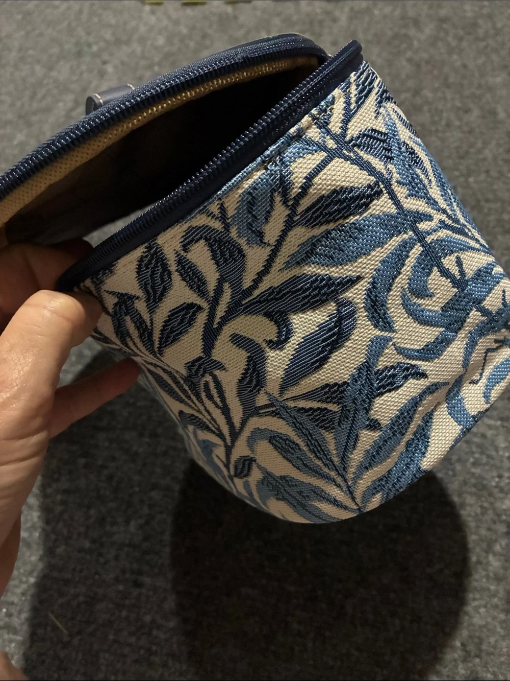 👜 NWOT Blue Leaf-Print Women's Cosmetic Train Case with Matching Pouch